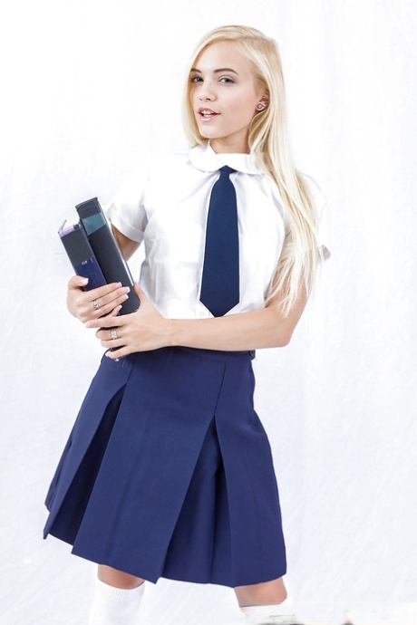 Не обнаженная красотка Алекс Грей сбрасывает школьную форму, чтобы позировать в чулках картинка 1