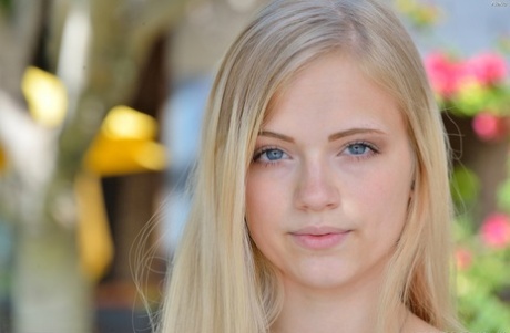 Молодая девушка с симпатичным личиком мелькает в обнаженной юбке в парке с раздвинутыми ногами картинка 6