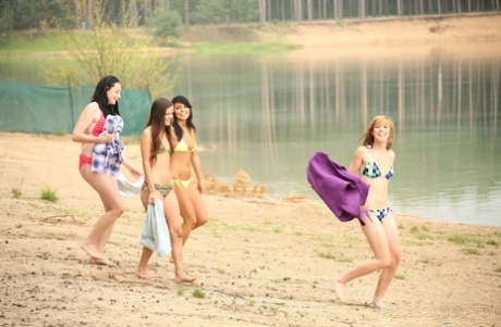 Группа молодых девушек занимается лесбийским сексом на понтонной весельной лодке картинка 1