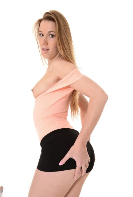 Девушка по соседству типа Алексис Кристал раздевается до своего праздничного костюма картинка 4