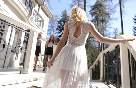 Студентки колледжа устроили лесбийский секс втроем после бокала вина во время встречи выпускников картинка 2