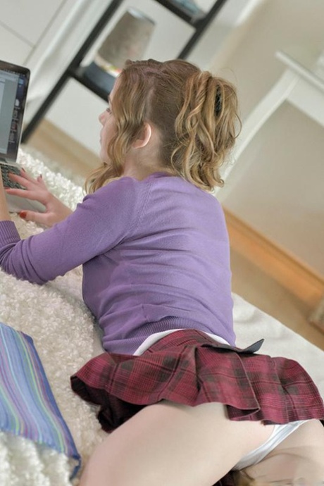 Две потрясающие красотки по очереди сосут и скачут верхом на большом члене картинка 3