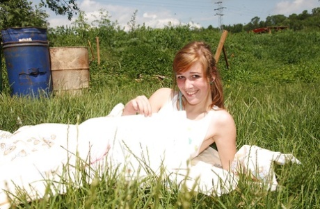 Грязная красотка Анук раздвигает свои ножки и теребит пальцами свою бритую пизду картинка 1