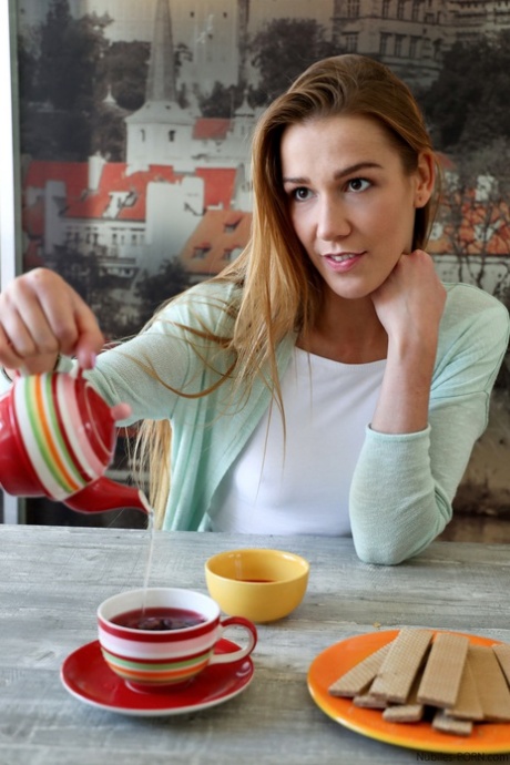 Белая молоденькая Алексис Кристал обнажает свою сексуальную попку, соблазняя парня картинка 1