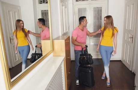 Молодую брюнетку приглашают в квартиру Майка для горячего траха картинка 1