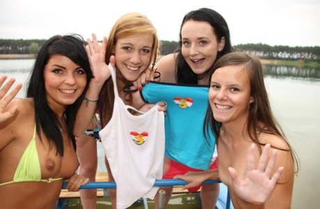 Группа молодых девушек занимается лесбийским сексом на понтонной весельной лодке картинка 15