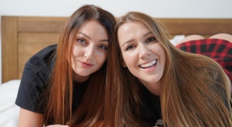 Лесбиянки Алексис Кристал и Кэти Роуз показывают свои голые задницы и пизды перед сексом картинка 1