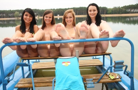 Группа молодых девушек занимается лесбийским сексом на понтонной весельной лодке картинка 11