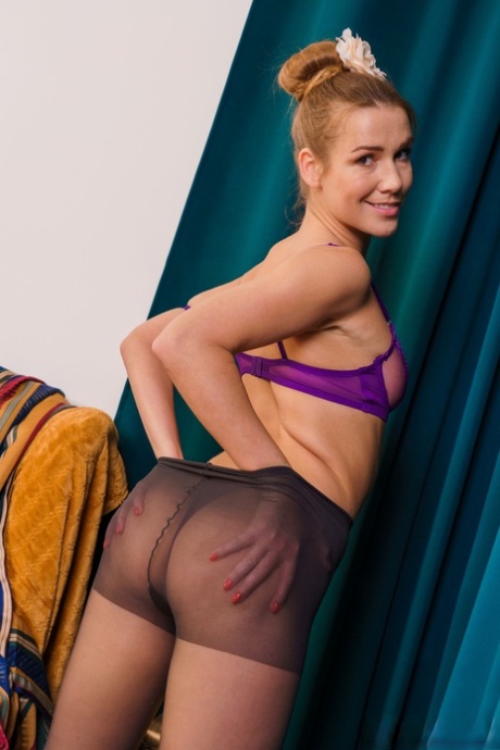 Алексис Кристал из Only Tease в милом мини-платье на высоких каблуках и прозрачном картинка 11