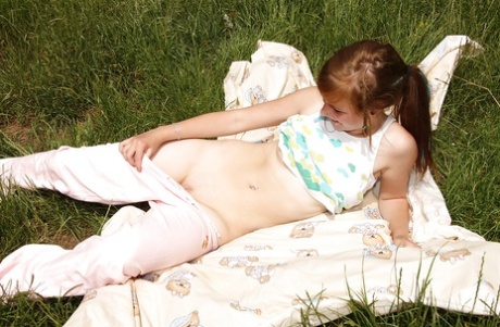 Грязная красотка Анук раздвигает свои ножки и теребит пальцами свою бритую пизду картинка 4