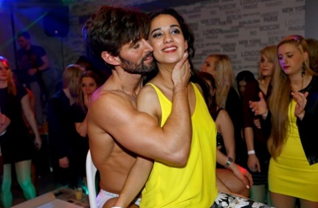 Европейские женщины не могут устоять перед крепкими членами мужчин-стриптизерш картинка 1