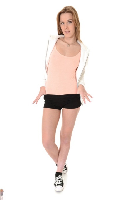 Девушка по соседству типа Алексис Кристал раздевается до своего праздничного костюма картинка 1