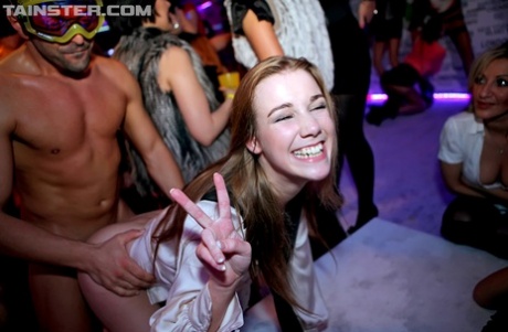 Распутные сучки-данки занимаются невероятным групповым сексом в ночном клубе картинка 11