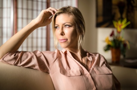 Грудастая блондинка в горячем нижнем белье и черных чулках раздевается и раздвигает длинные ноги картинка 1