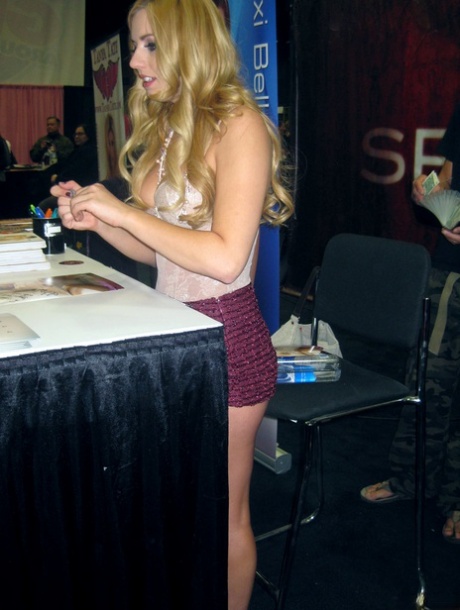 Порнозвезда Алексис Техас встречается с другими порнозвездами на XXX-конференции картинка 3