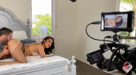 Латиноамериканка Алина Лопес позирует обнаженной перед сексом со своим фотографом картинка 14