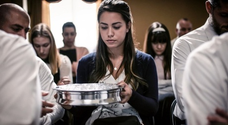 Едва достигшую совершеннолетия девушку Алину Лопес епископ принуждает к жесткому сексу картинка 1