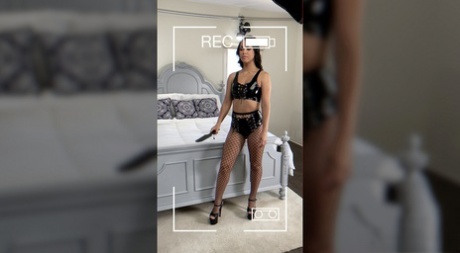 Латиноамериканка Алина Лопес позирует обнаженной перед сексом со своим фотографом картинка 1