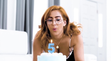 Девочки-подростки Алина Лопес и Шайла Дженнингс пробуют лесбийский секс на глазах у семьи картинка 4