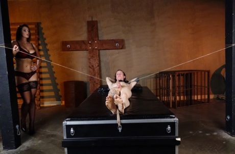 Госпожа Элисон Тайлер дрочит на член скованного мужчины в темнице картинка 2