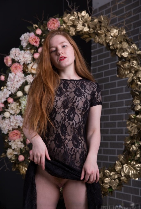 Молодая одинокая девушка с длинными рыжими волосами гордо показывает свою подстриженную киску в обнаженном виде картинка 2