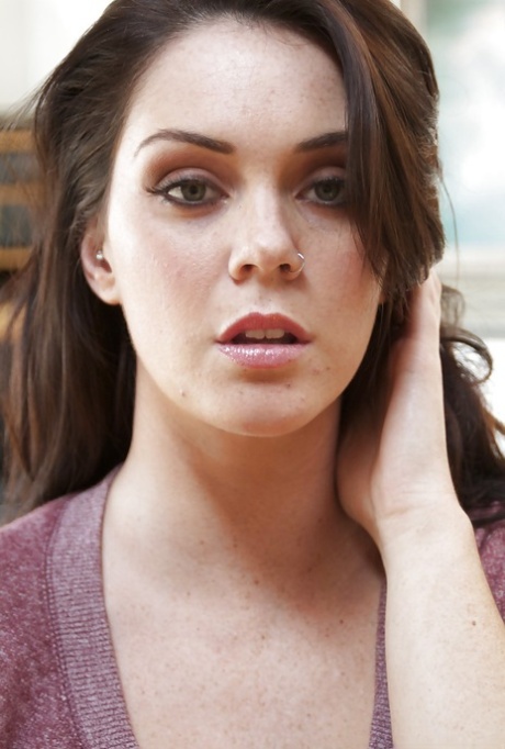 Грудастая красотка Элисон Тайлер раздевается и обнажает свои сладкие любовные дырочки картинка 1