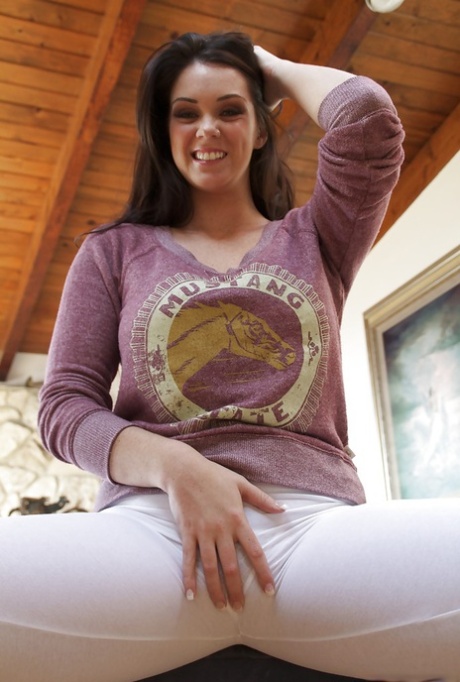 Грудастая красотка Элисон Тайлер раздевается и обнажает свои сладкие любовные дырочки картинка 2