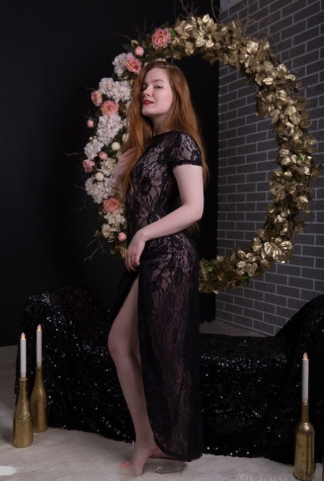 Молодая одинокая девушка с длинными рыжими волосами гордо показывает свою подстриженную киску в обнаженном виде картинка 3