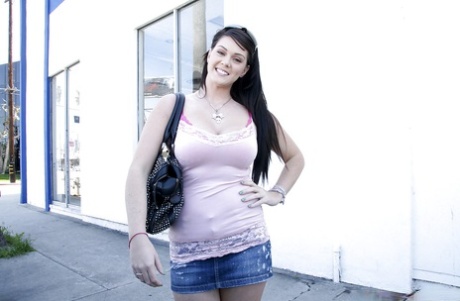 Грудастая молоденькая Элисон Тайлер снимает джинсовую юбку и обнажает свою большую задницу картинка 1