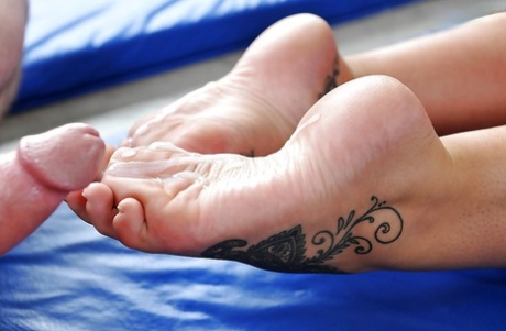 Грудастая брюнетка Элисон Тайлер демонстрирует большие сиськи и татуировки картинка 12