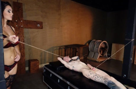 Госпожа Элисон Тайлер дрочит на член скованного мужчины в темнице картинка 3