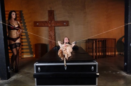 Госпожа Элисон Тайлер дрочит на член скованного мужчины в темнице картинка 1