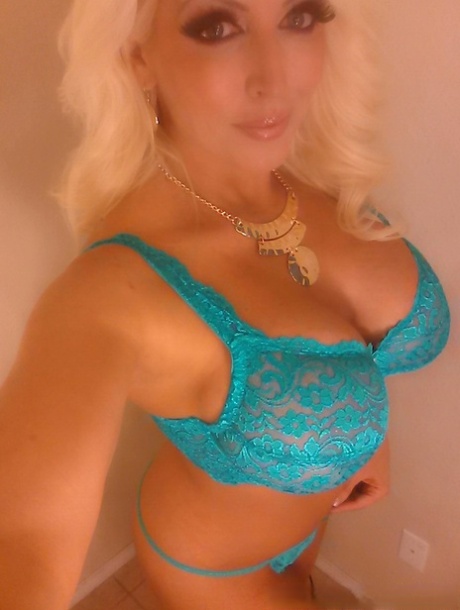 Платиновая блондинка-бомба Алура Дженсон обнажает большие сиськи для селфи картинка 5