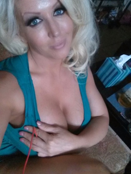 Платиновая блондинка-бомба Алура Дженсон обнажает большие сиськи для селфи картинка 2