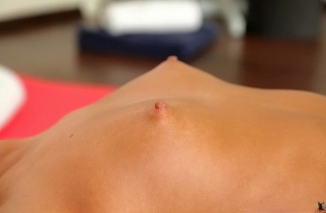 Гибкая девушка в штанах для йоги, обнажающая свои упругие сиськи и бритую киску картинка 14