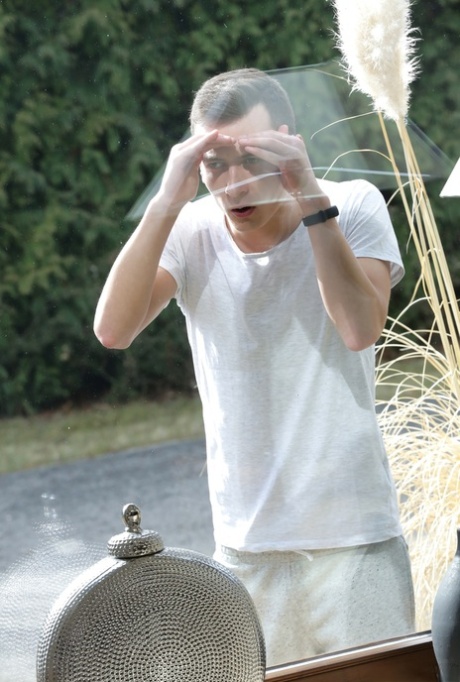 Возбужденную самку Амиру Адару застукал за мастурбацией ее сводный брат картинка 10