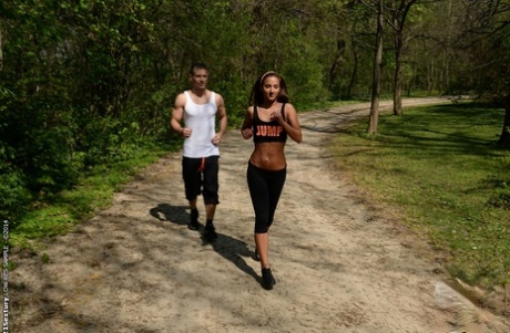 Европейская девушка с крошечными сиськами Амира Адара наслаждается сексом на открытом воздухе картинка 14