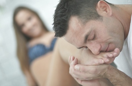 Возбужденный парень с фут-фетишем трахает прелестную европейскую молоденькую Амиру Адару картинка 1