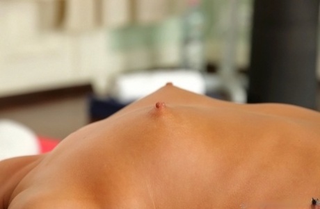 Потрясающая европейская красотка Амира Адара обладает действительно аппетитными сиськами и попкой картинка 14