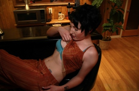 Трахает милфу Энни Джеймс Рок-н-роллом в баре картинка 1