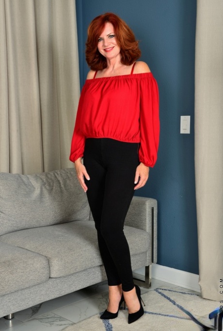 Рыжеволосая Энди Джеймс постарше демонстрирует свою подстриженную попку, как только она обнажается картинка 1