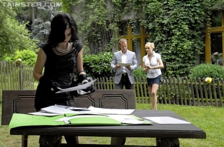 Полностью одетые женщины обоссываются после траха втроем на столе для пикника картинка 1