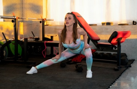 Джозефина Джексон полностью разогревается перед своей обычной тренировкой с Ангелом картинка 1