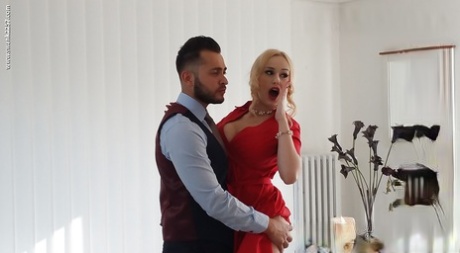 Грудастая блондинка Ангел Вики трахает сиську членом после того, как ее трахнули в коричневых чулках картинка 1