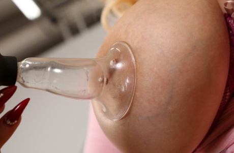 Грудастая блондинка Энджел Вики ублажает себя различными секс игрушками картинка 11