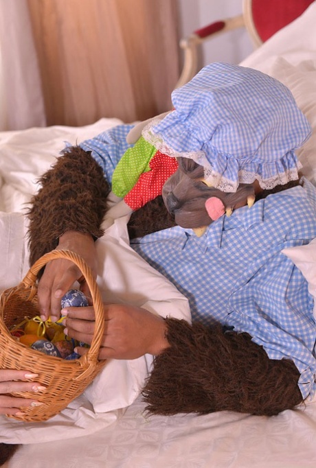 Белокурую цыпочку трахает Большой злой волк в наряде Красной шапочки для верховой езды картинка 4