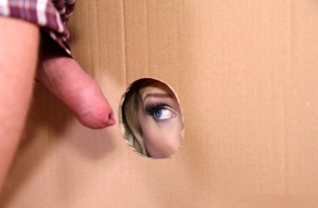 Белокурая невеста Энджел Вики отсасывает необрезанный член в дыре славы картинка 3