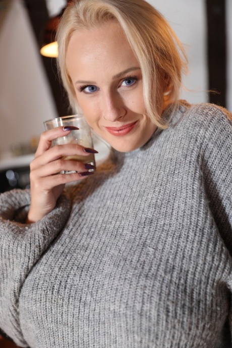 Блондинка-любительница Энджел Вики освобождает большие сиськи от свитера, раздеваясь до носков картинка 2