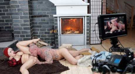 Брайану нравится вкус сочной киски Энджел, и он с наслаждением вылизывает ее картинка 9