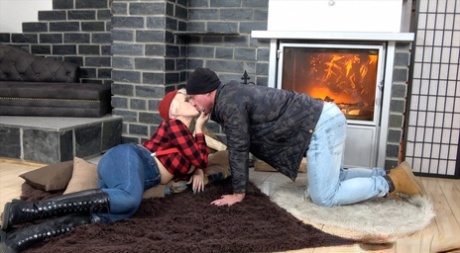 Брайану нравится вкус сочной киски Энджел, и он с наслаждением вылизывает ее картинка 5